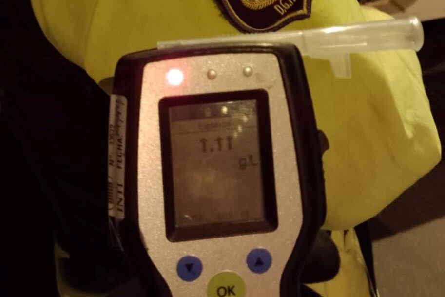 Los agentes policiales procedieron a retenerle preventivamente la licencia de conducir al camionero. Foto: Agencia Provincial de Seguridad Vial. 