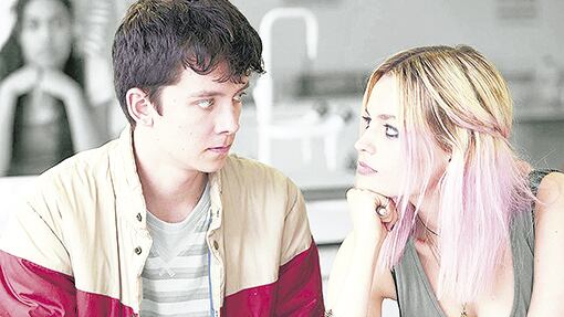 Otis (Asa Butterfield) y Maeve (Emma Mackey), no tan extraña pareja.