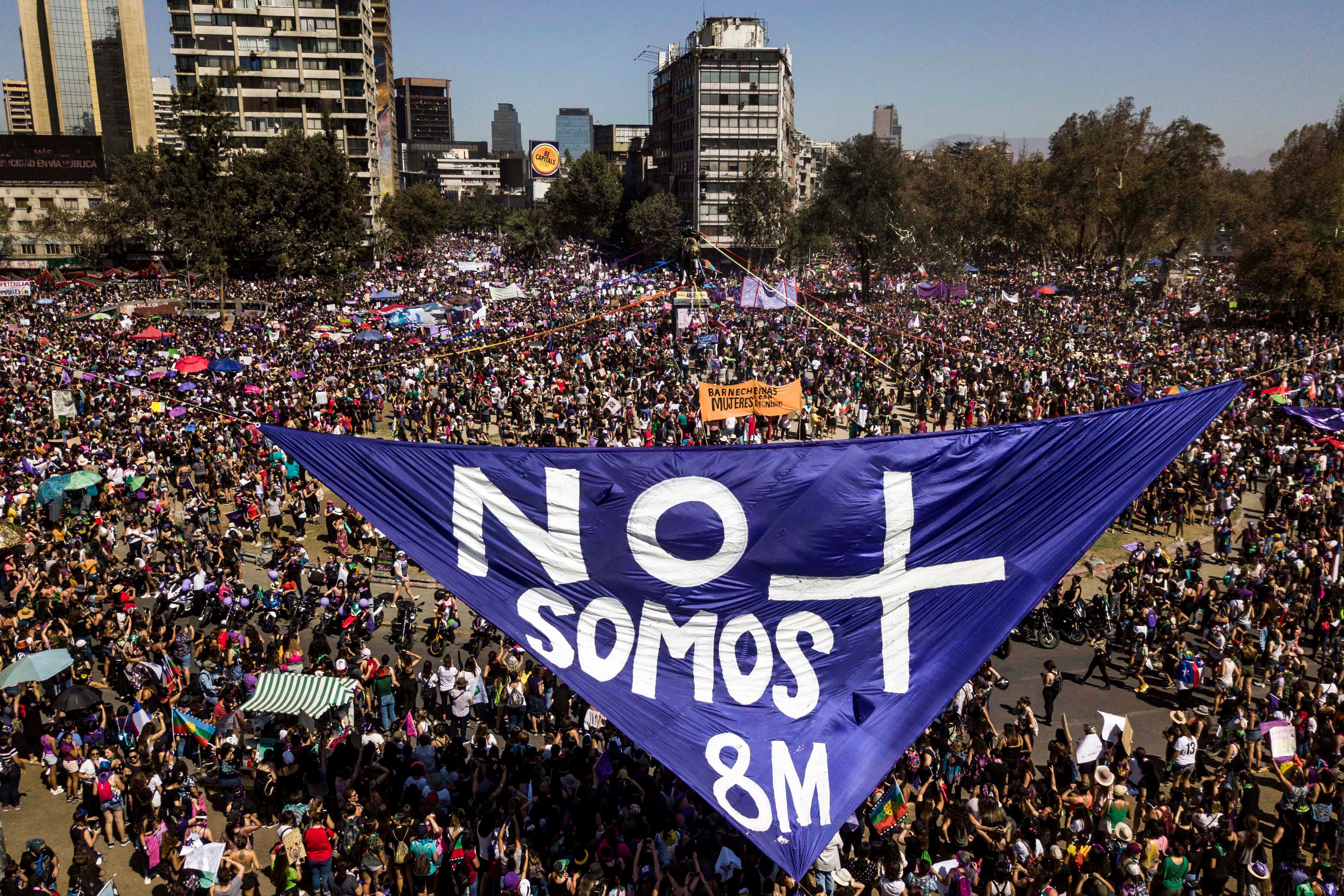 1.Manifestación por el Día Internacional de la Mujer en el centro de Santiago. 2.Francisca Barbosa