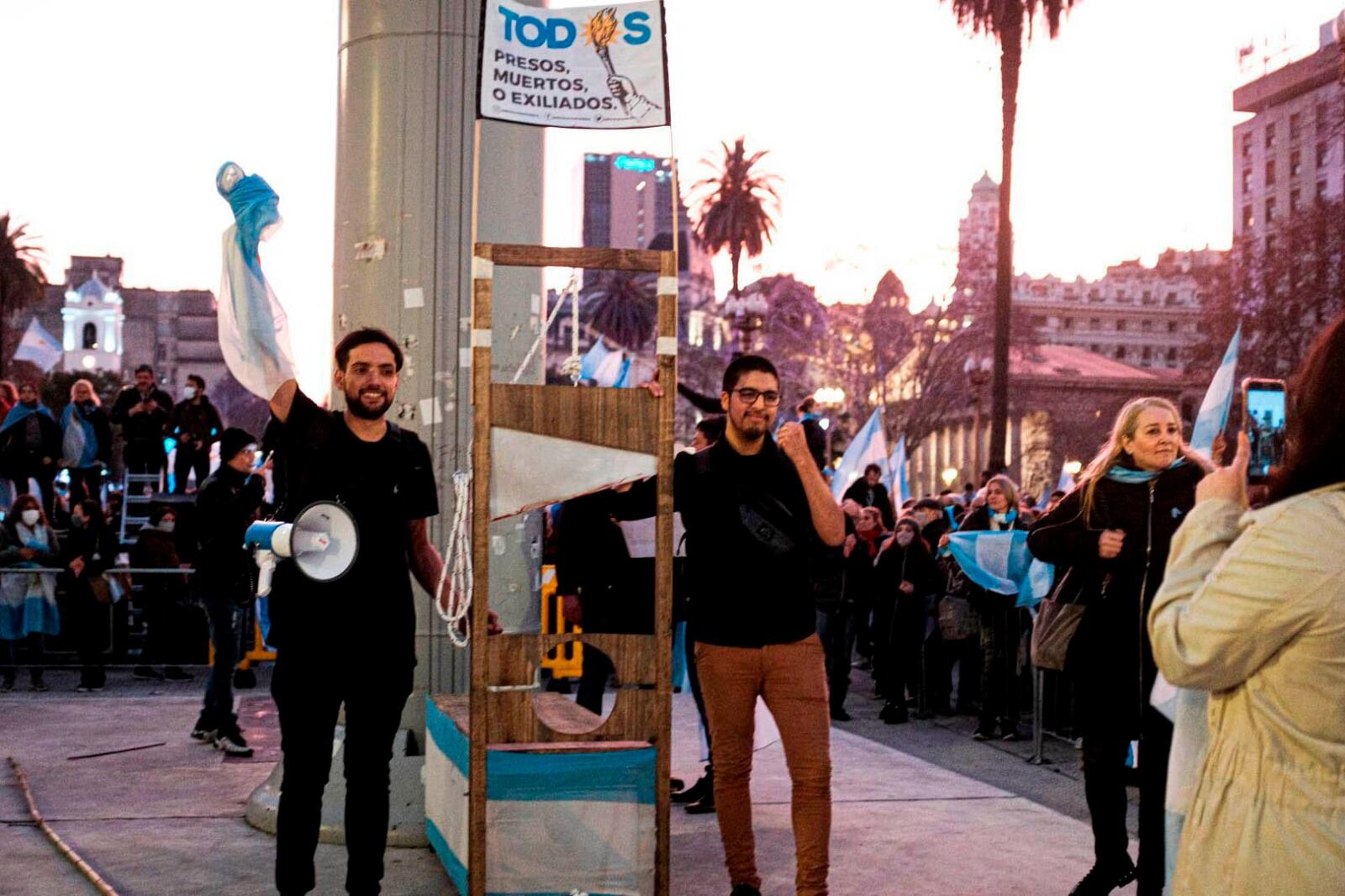 La guillotina de Revolución Federal en Plaza de Mayo.