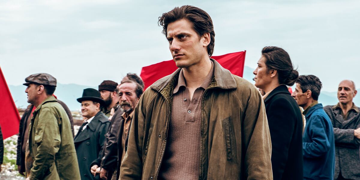 Luca Marinelli es Martin Eden en una interpretación que le valió el premio al mejor actor en Venecia.