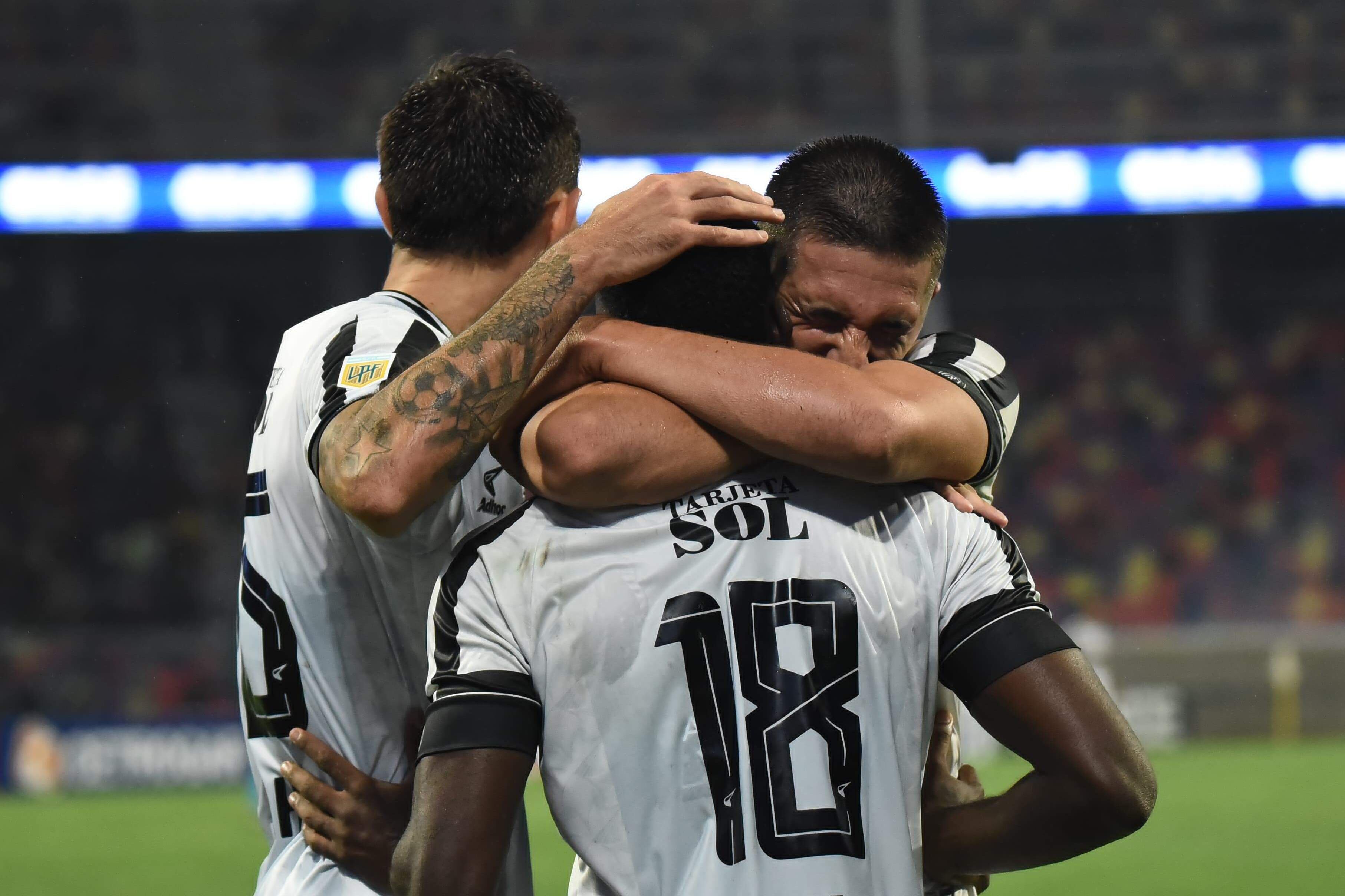 Todos los abrazos son para Angulo