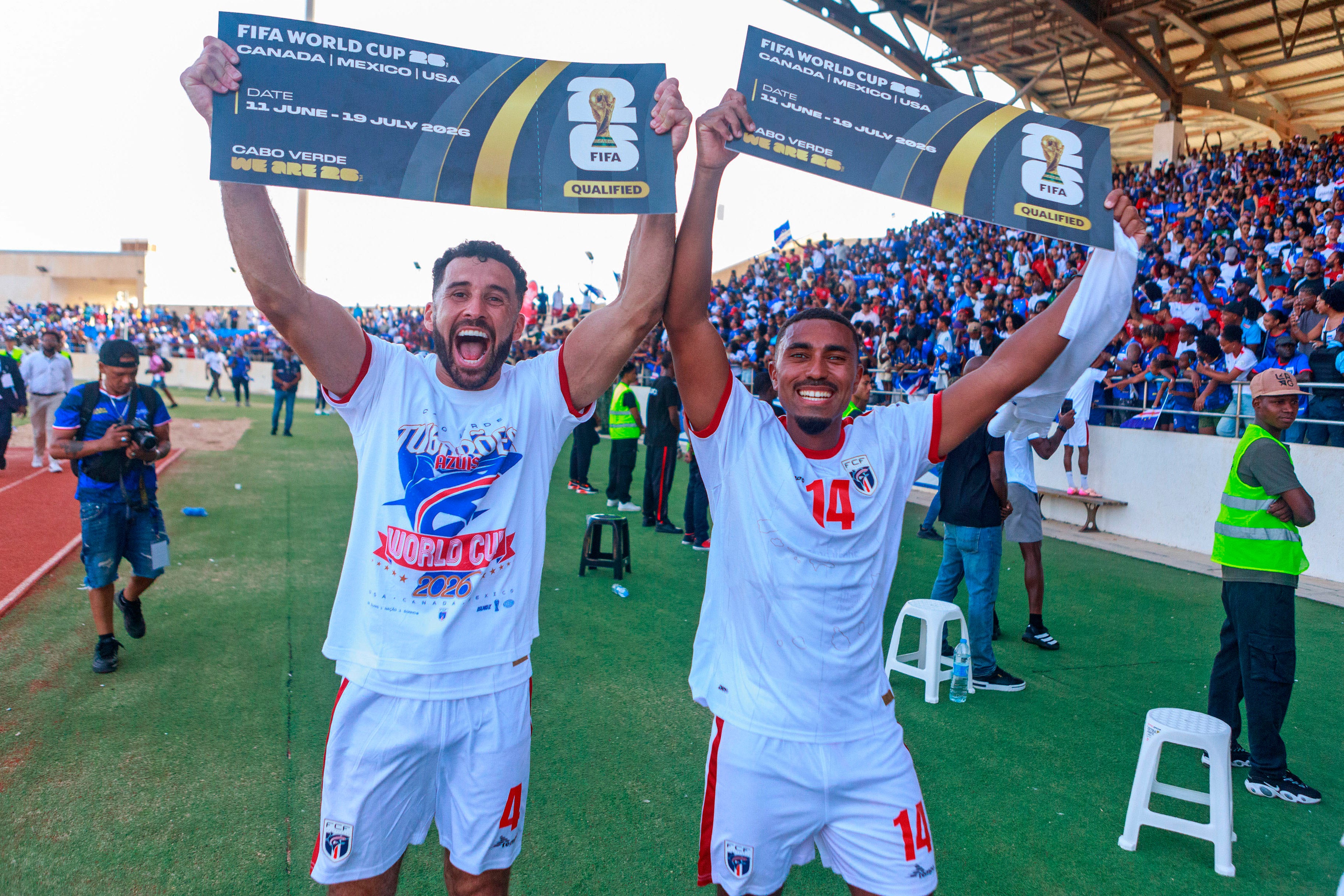 Roberto Lopes (Shamrock Rovers de Irlanda) y Deroy Duarte (Ludogrets de Bulgaria) levantan sus pasajes.