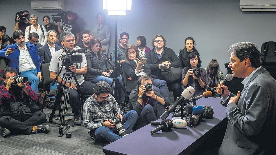 Haddad desafió a Bolsonaro, que rehúye el debate, ayer ante corresponsales extranjeros.