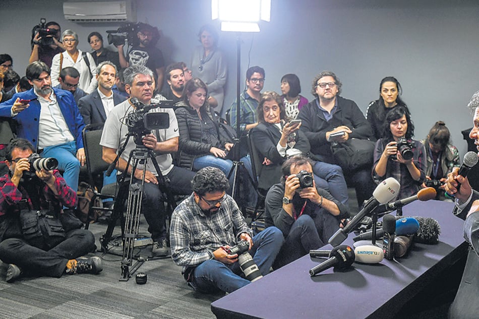 Haddad desafió a Bolsonaro, que rehúye el debate, ayer ante corresponsales extranjeros.