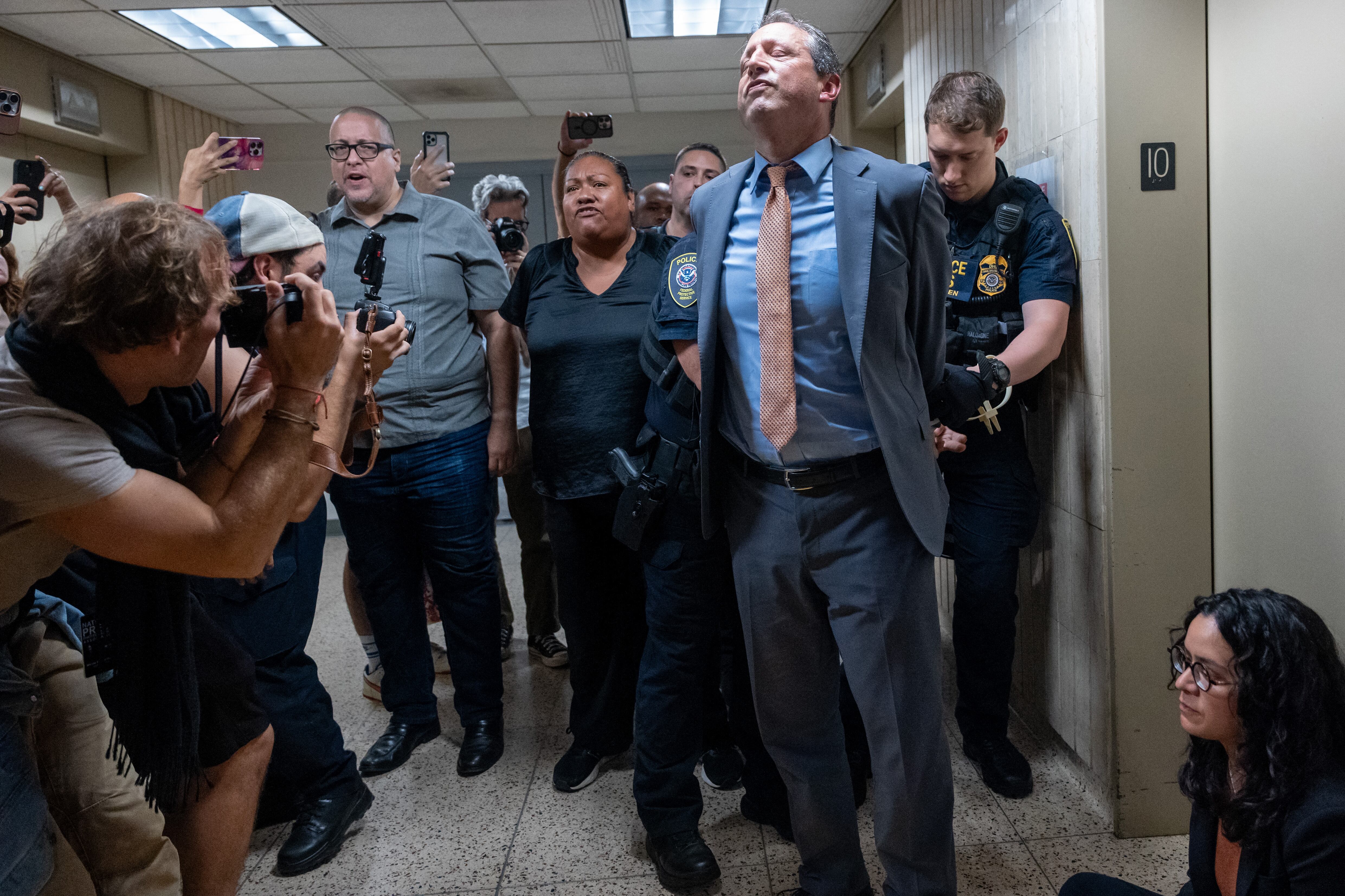 El contralor Brad Lander fue uno de los 11 funcionarios detenidos dentro del edificio federal de Manhattan