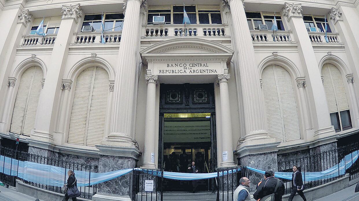 La intervención del BCRA logró bajar sólo 4 centavos el dólar mayorista.