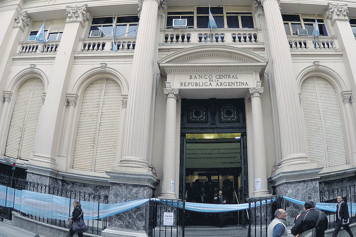 La intervención del BCRA logró bajar sólo 4 centavos el dólar mayorista.