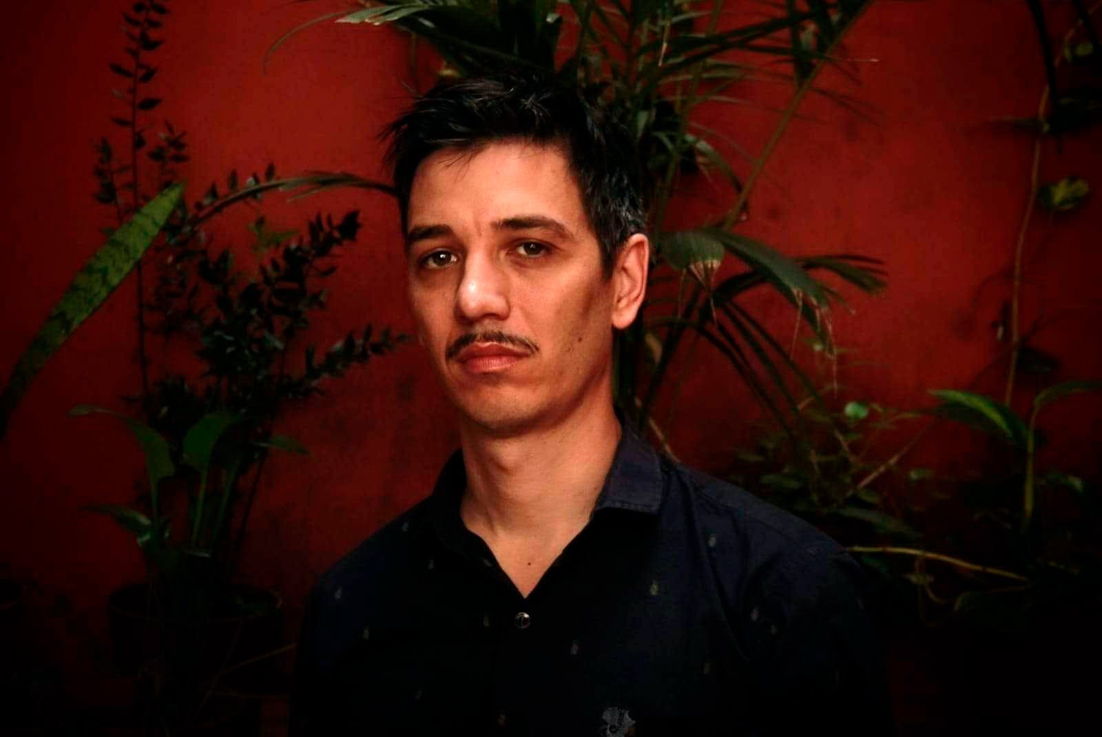 Staffolani escribió la obra durante una residencia en Munich, Alemania.