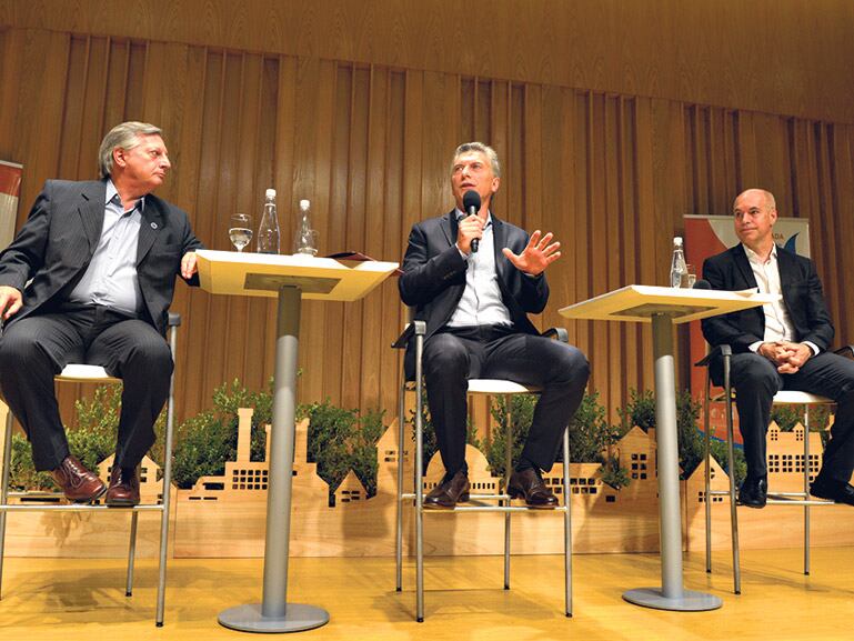 Mauricio Macri, entre Juan José Aranguren y Horacio Rodríguez Larreta, en la jornada sobre eficiencia energética.