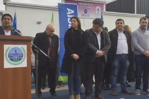 El subsecretario de Seguridad de Vidal, hablando entre silbidos y abucheos.