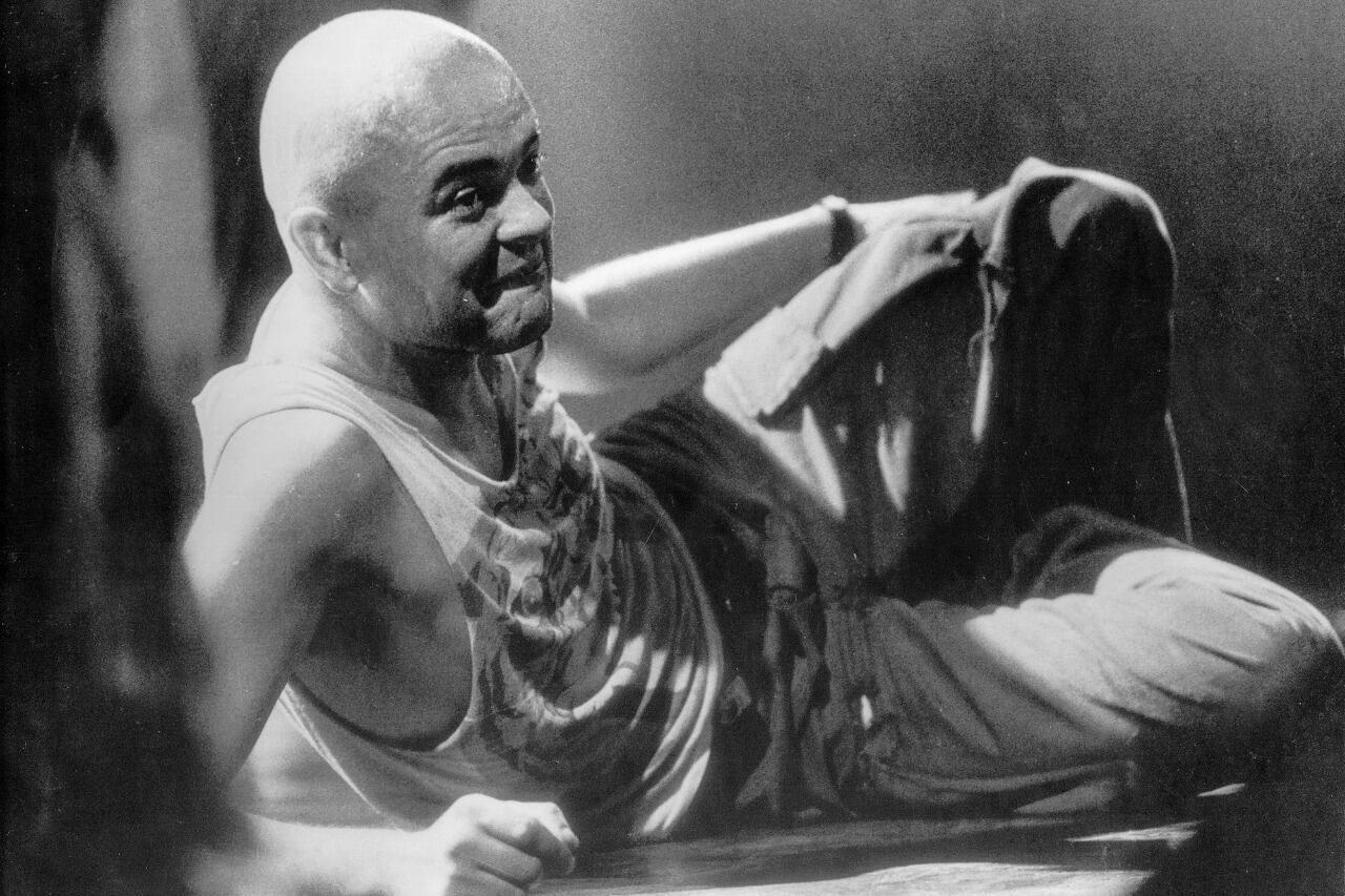  En 1987 aparece muerto Luca Prodan en Alsina 451, donde residía.