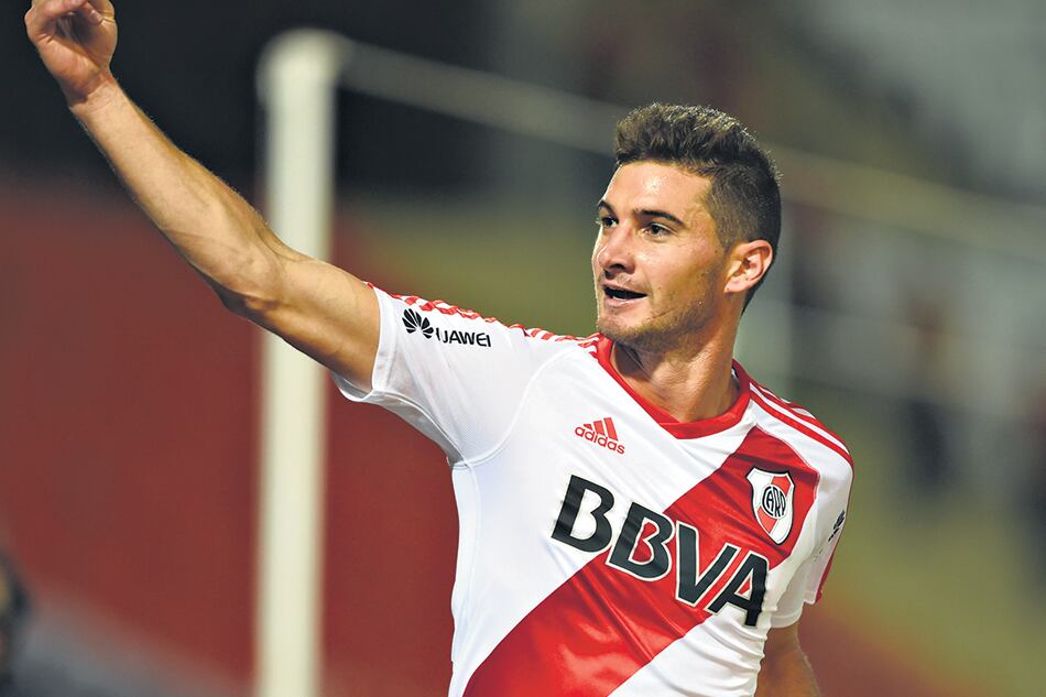 Alario festeja su gol, el que abrió el camino a la victoria, el que mantiene viva la ilusión de pelear bien arriba.