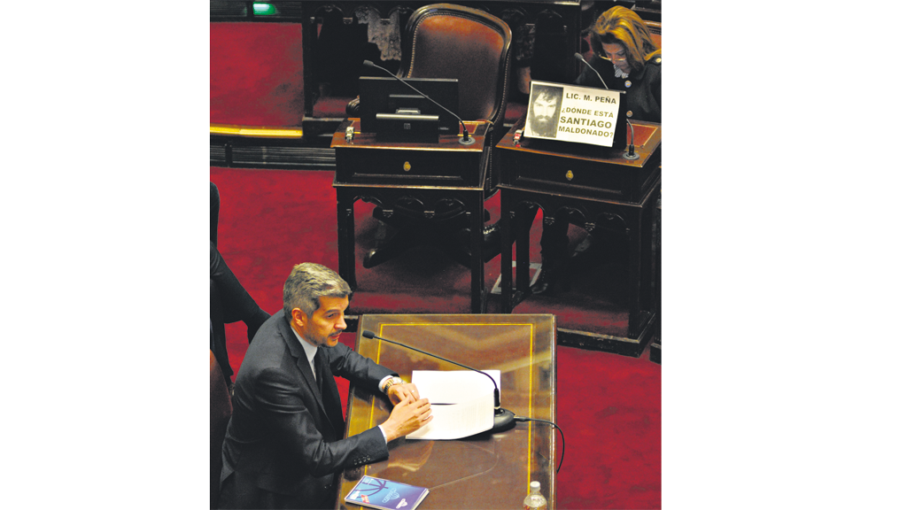 Peña fue recibido en el Senado con carteles sobre Maldonado por los legisladores del kirchnerismo.