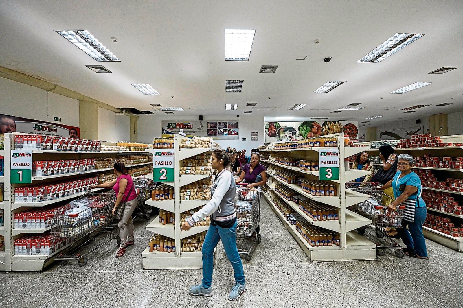Los supermercados se abastecen de productos importados y cobran en dólares o su equivalente.