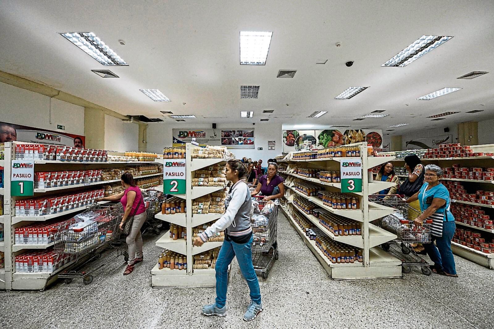 Los supermercados se abastecen de productos importados y cobran en dólares o su equivalente.