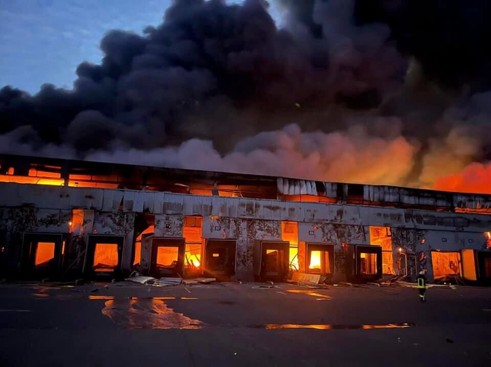 Incendio en el distrito Bovary de Kiev, conse cuencia de un bombardeo ruso.