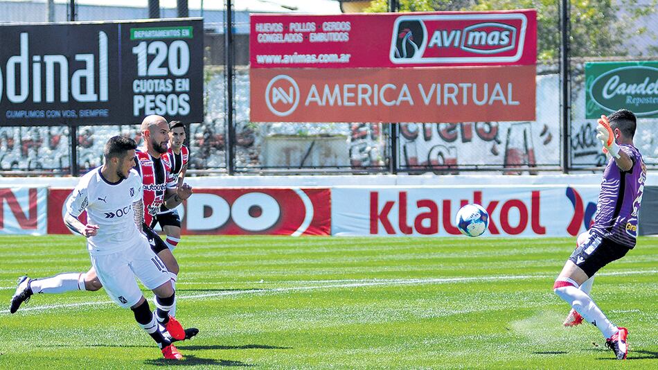 Bustos remata para anotar el 1-1, a los 10 minutos, en San Martín.