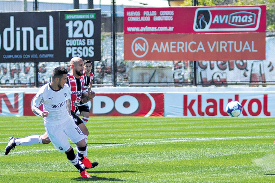 Bustos remata para anotar el 1-1, a los 10 minutos, en San Martín.