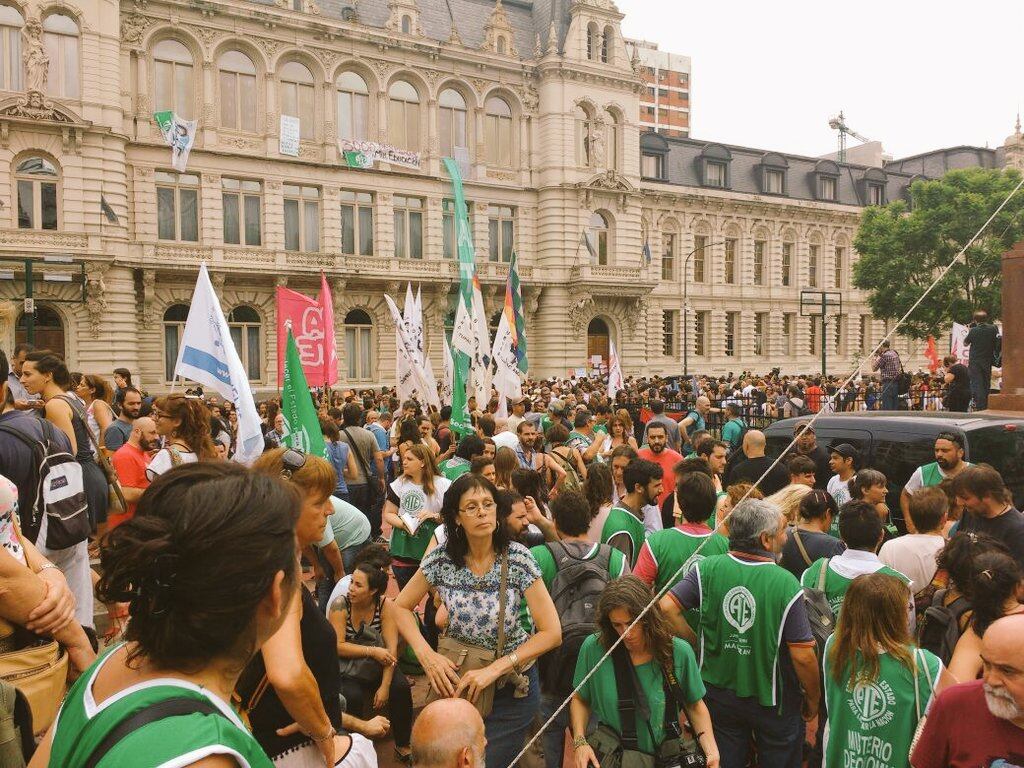 Estatales y docentes se manifestaron frente al Palacio Sarmiento contra los despidos.