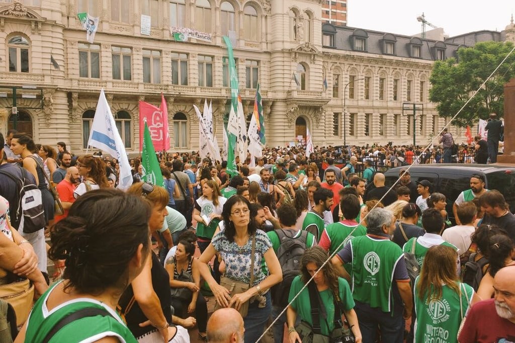 Estatales y docentes se manifestaron frente al Palacio Sarmiento contra los despidos.