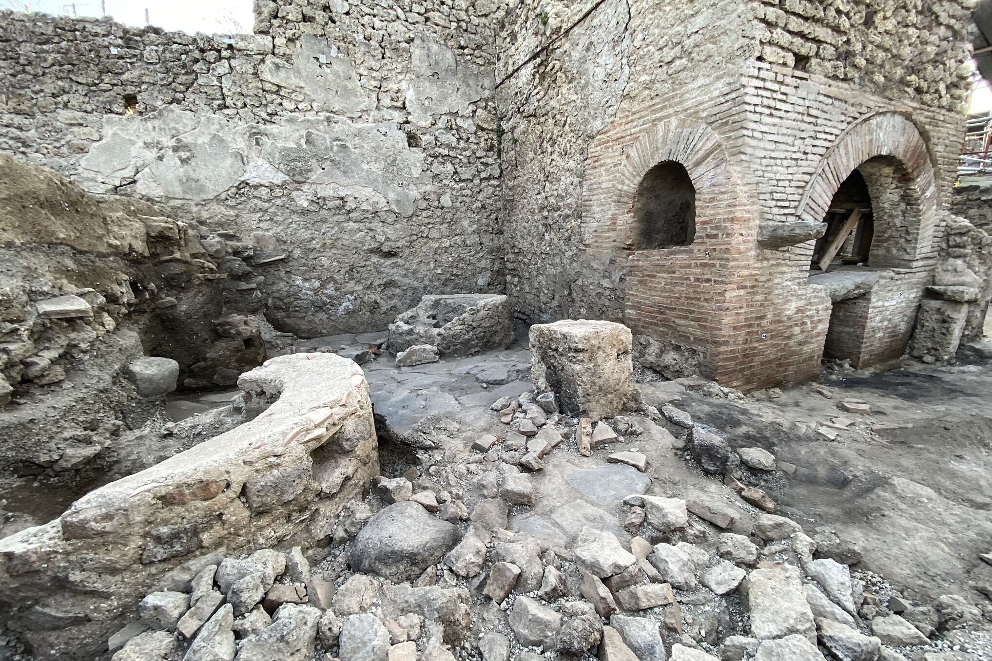Restos de un "molino-prisión" donde esclavos y animales eran obligados a moler el grano durante jornadas "masacrantes" y que ha sido descubierto en el yacimiento arqueológico de Pompeya, la ciudad romana arrasada por la erupción del volcán Vesubio en el año 79 d.C.