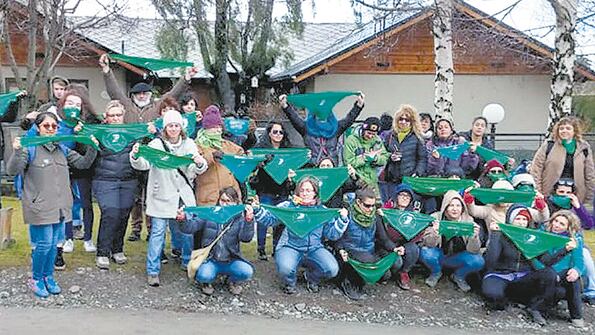 Pañuelazo frente a la casa de la senadora Larraburu, en Bariloche.