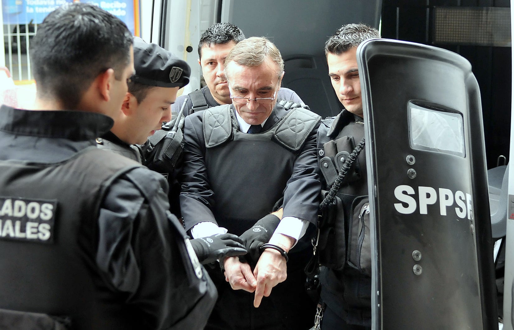 El ex comisario Tognoli en el momento en que lo detuvo la PSA.