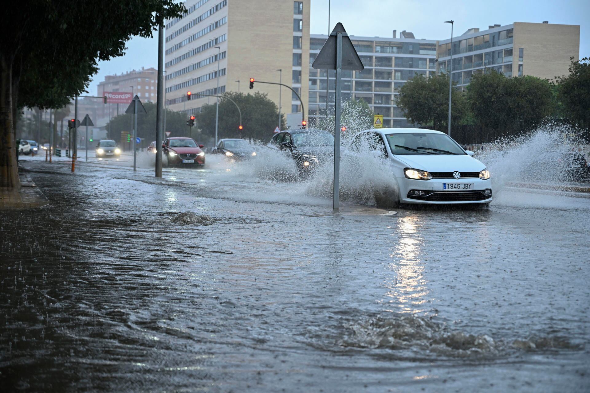 Un temporal azota a gran parte del centro y sureste de España, con lluvias extremas y graves destrozos.