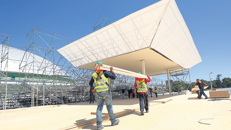 Trabajadores preparan el escenario desde donde hablará el papa en el Parque O’Higgins de la capital chilena dentro de dos semanas.