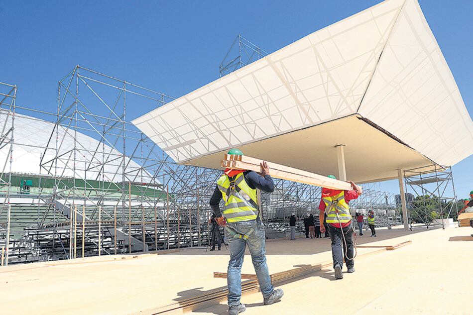 Trabajadores preparan el escenario desde donde hablará el papa en el Parque O’Higgins de la capital chilena dentro de dos semanas.