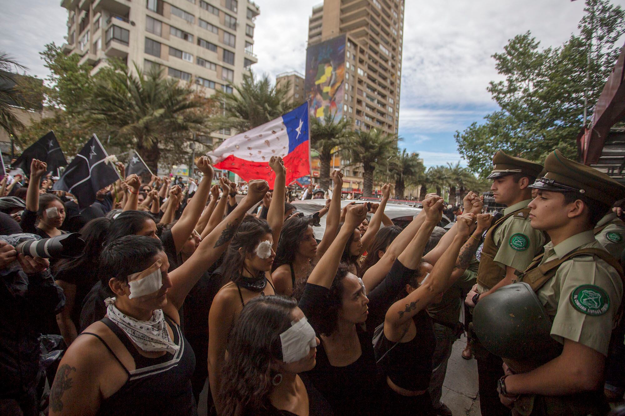 “Mujeres de luto” caminó en absoluto silencio desde la estación Salvador hasta el Palacio de la Moneda.