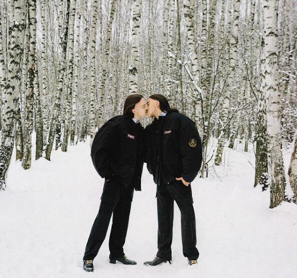 Besándose a sí mismo, un motivo recurrente en su feed, esta vez en el frío soviético.