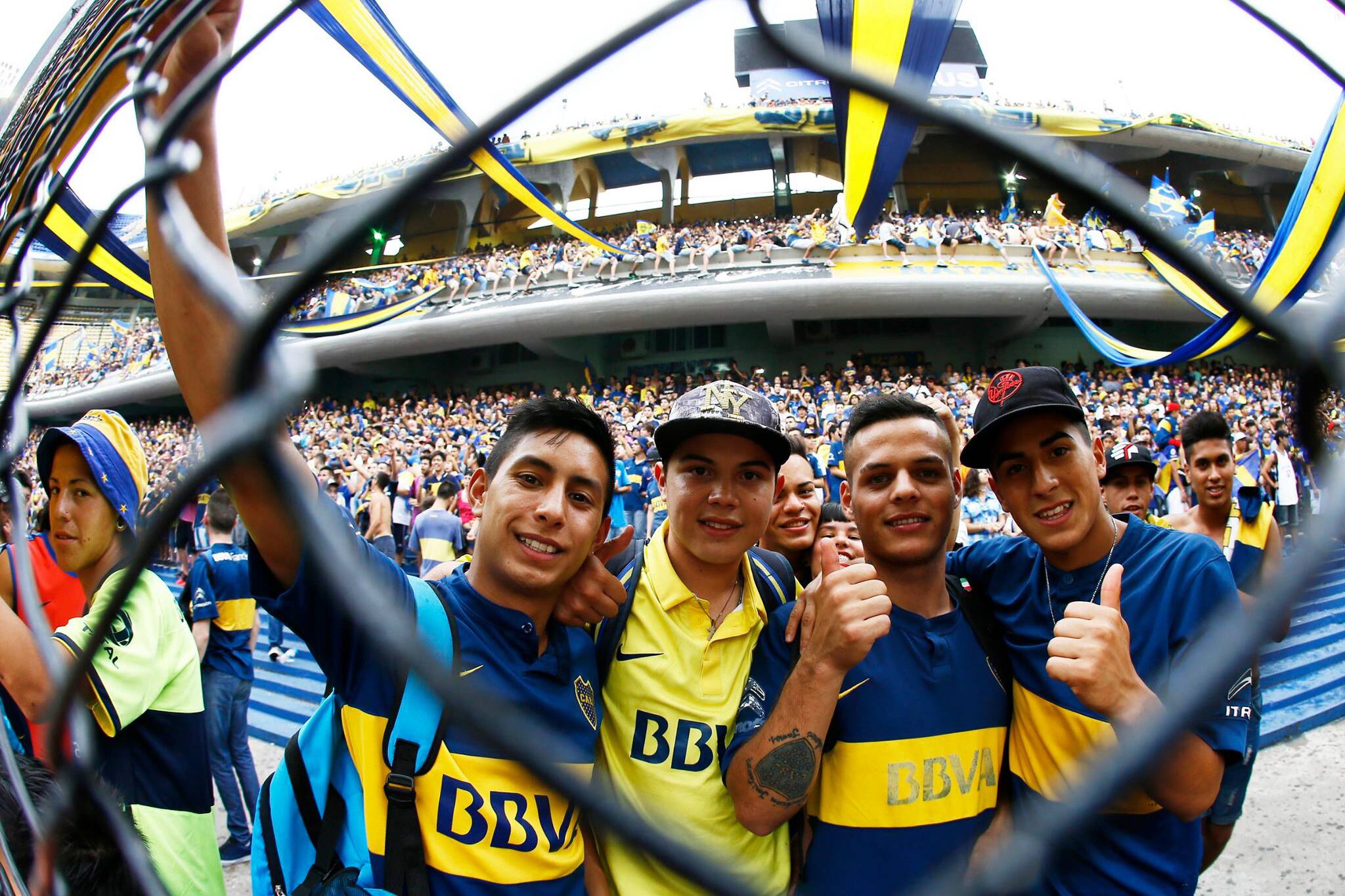 Hinchas de Boca festejan el día del Hincha de Boca.