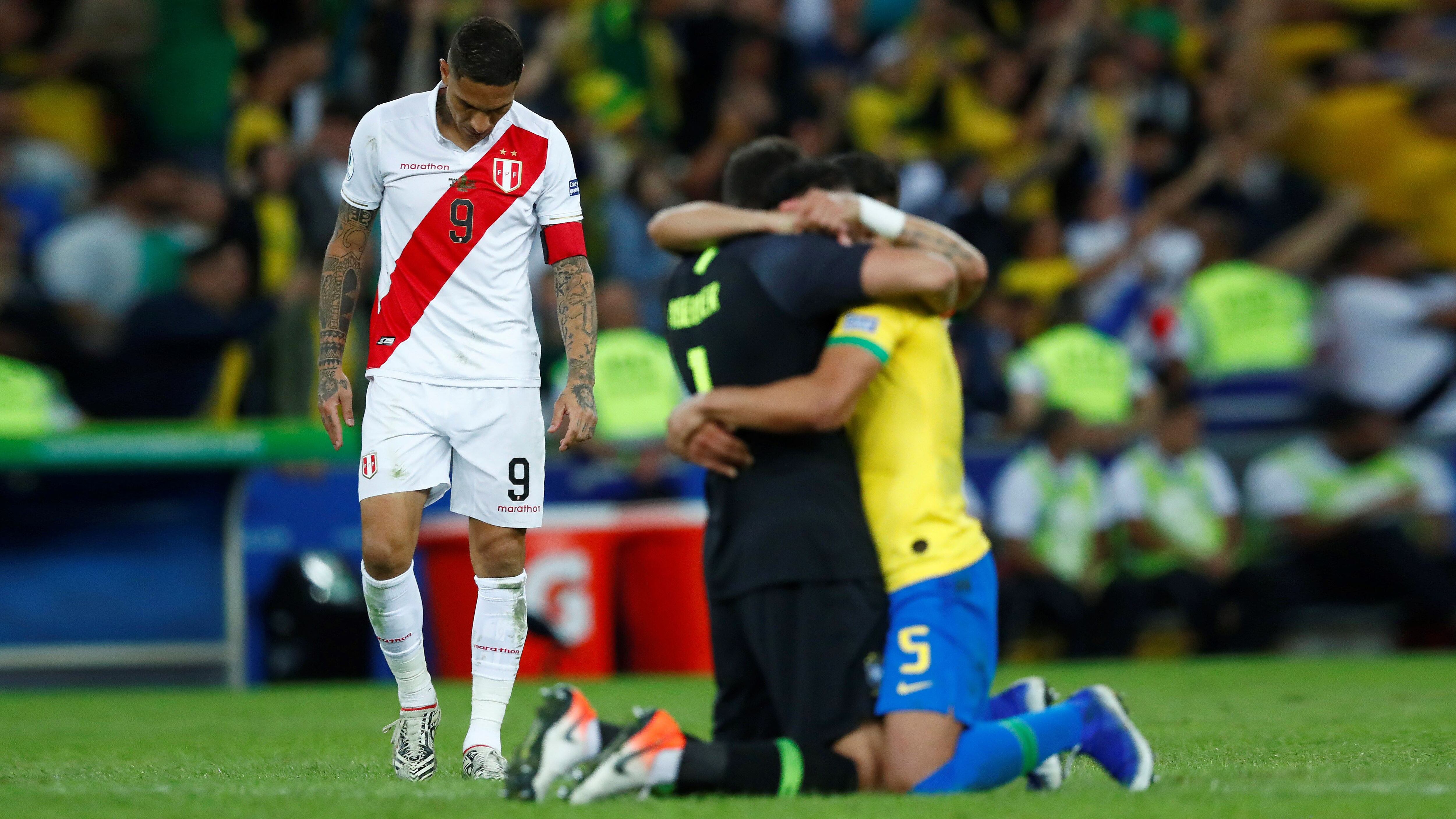 Guerrerro, derrotado. Atrás, festejo brasileño de campeón.