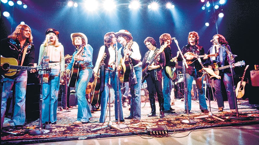 Con Joan Baez al cientro, acompañados por Roger McGuinn, Joni Mitchell, Bob Neuwirth y Ronee Blakely, entre otros