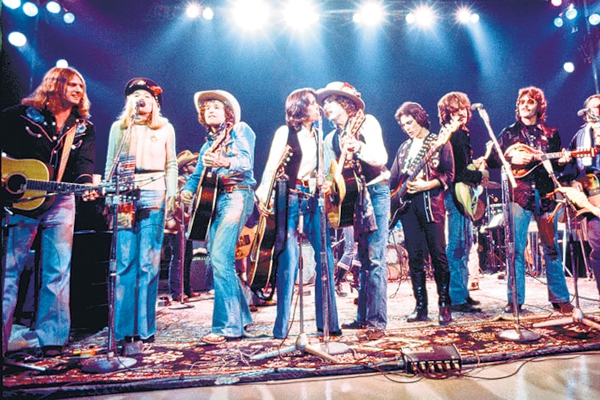 Con Joan Baez al cientro, acompañados por Roger McGuinn, Joni Mitchell, Bob Neuwirth y Ronee Blakely, entre otros