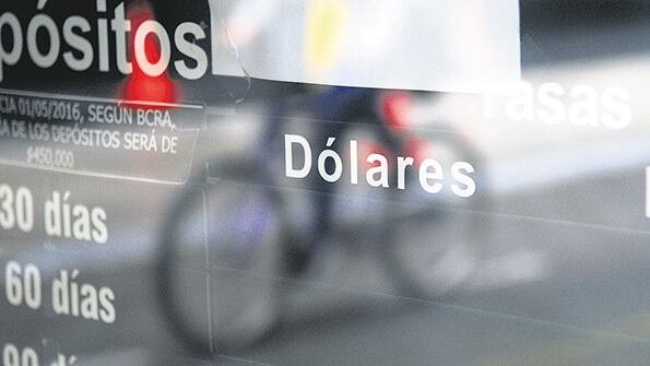 El dólar tuvo un leve repunte ayer, con respecto a la jornada anterior. Cayó la Bolsa y subió el riesgo país.