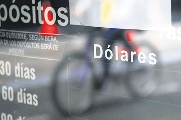 El dólar tuvo un leve repunte ayer, con respecto a la jornada anterior. Cayó la Bolsa y subió el riesgo país.