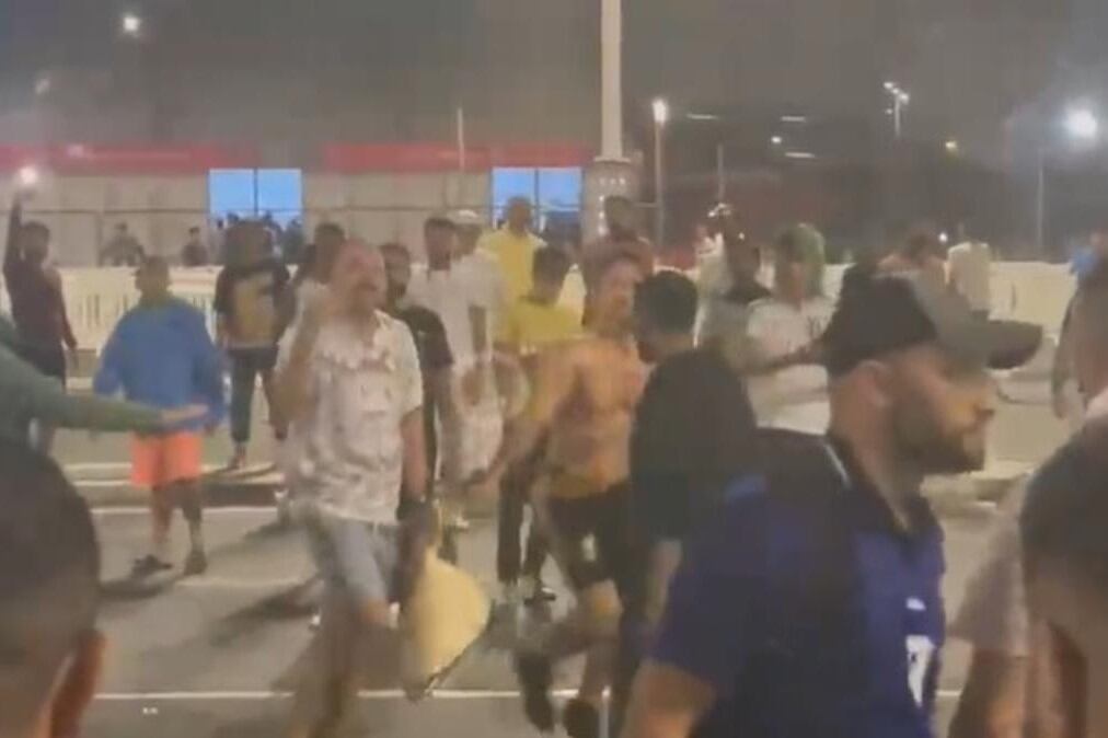 Fuerte cruce entre hinchas argentinos y mexicanos en Doha. Imagen: captura de video. 