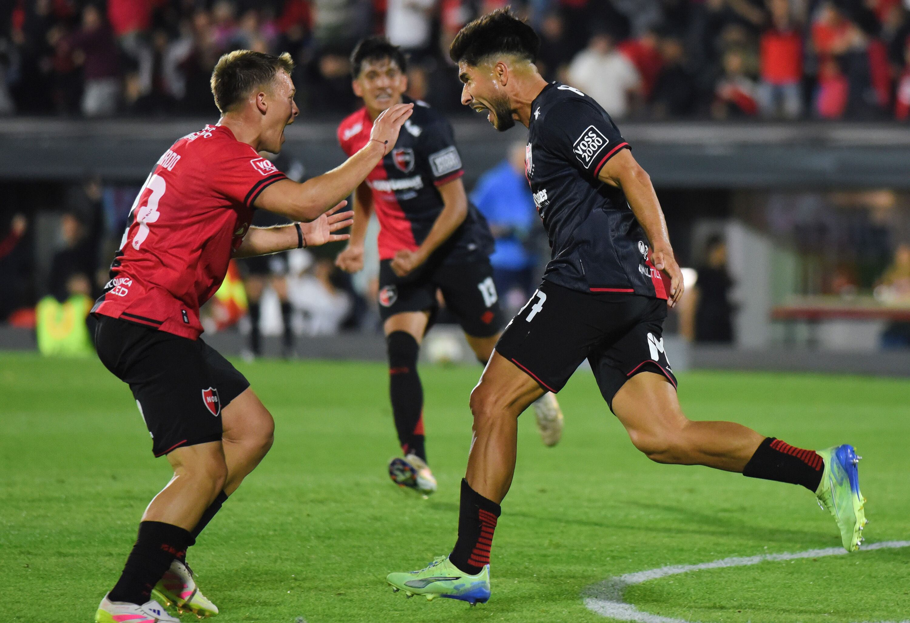 Newell´s festeja el agónico gol de Lollo, lo único para festejar.