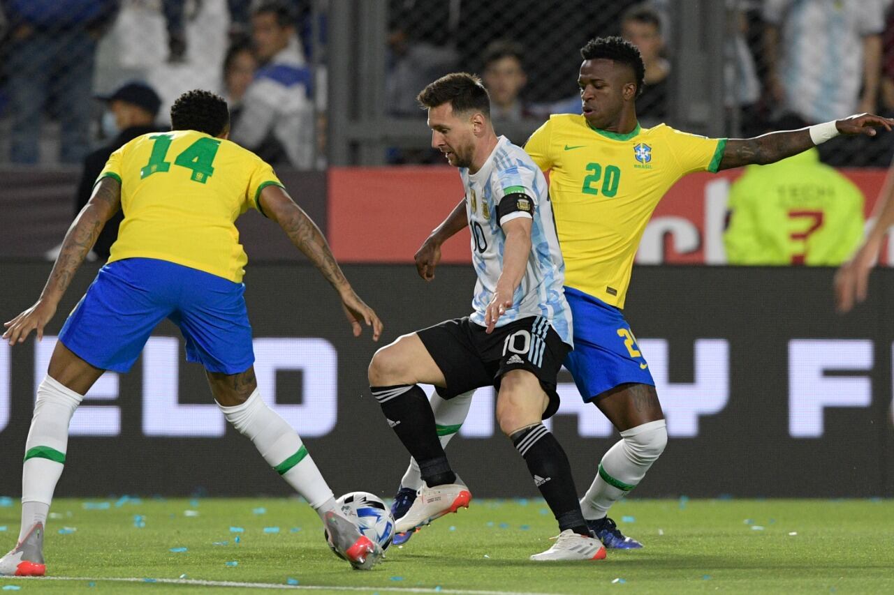 Messi intenta entre Eder Militao y Vinicius. No fue un buen partido del capitán