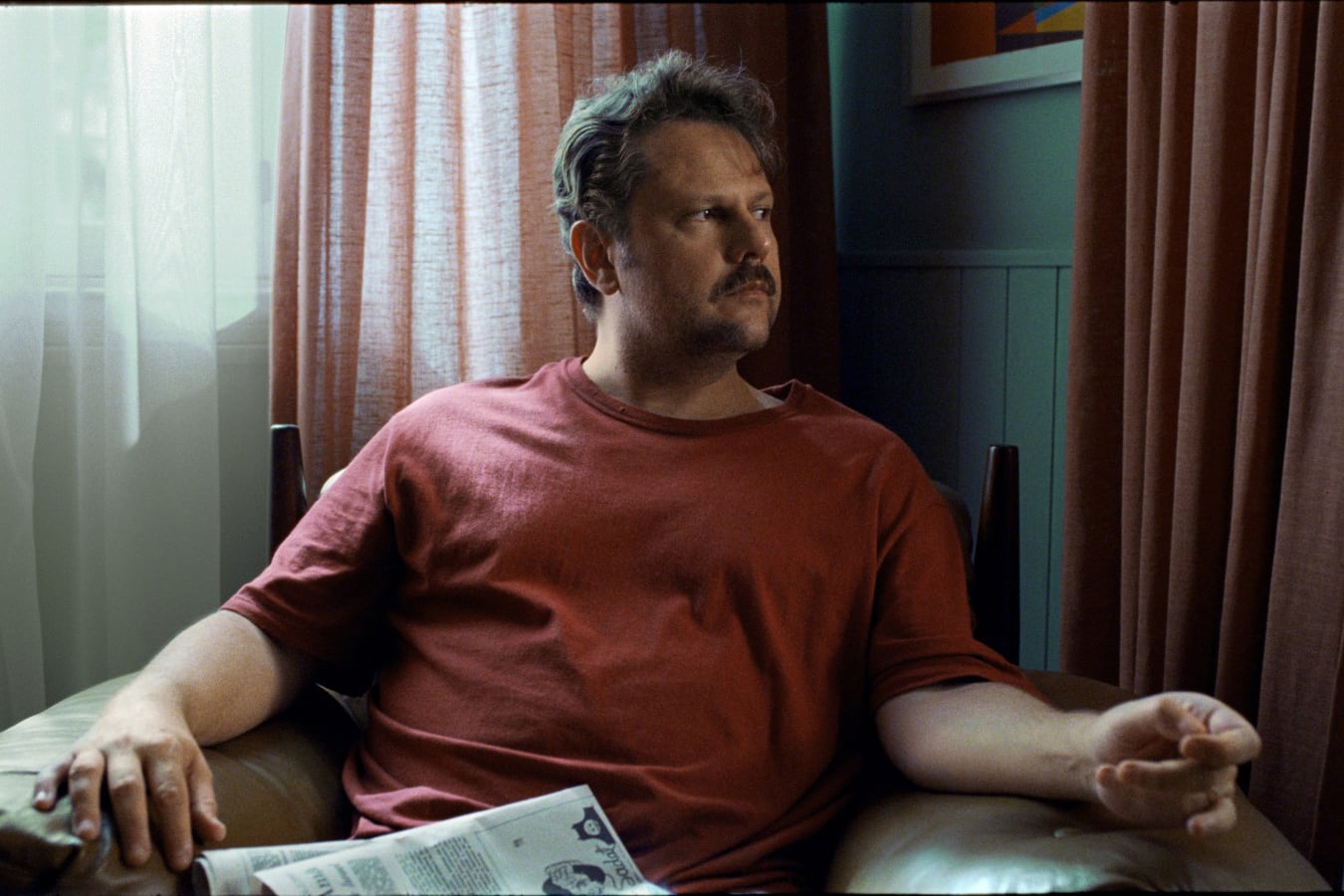 El actor Selton Mello interpretando a Rubens Paiva en la película de Salles.