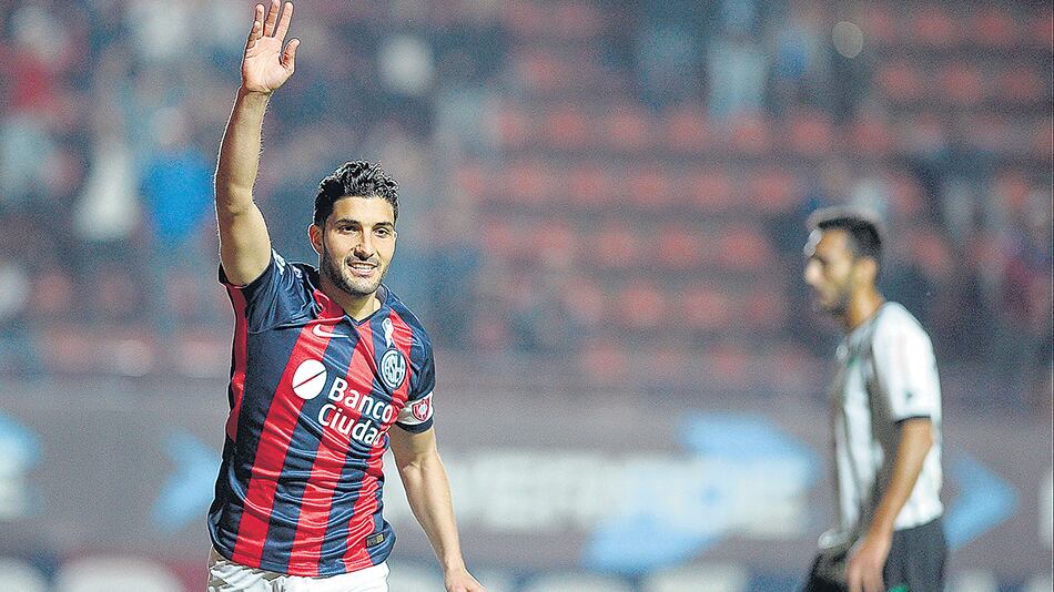 El capitán Blandi festeja el empate transitorio. San Lorenzo ganó 2-1.