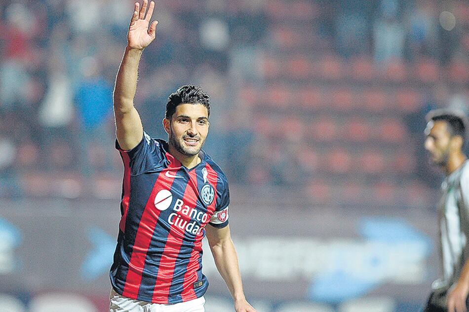 El capitán Blandi festeja el empate transitorio. San Lorenzo ganó 2-1.