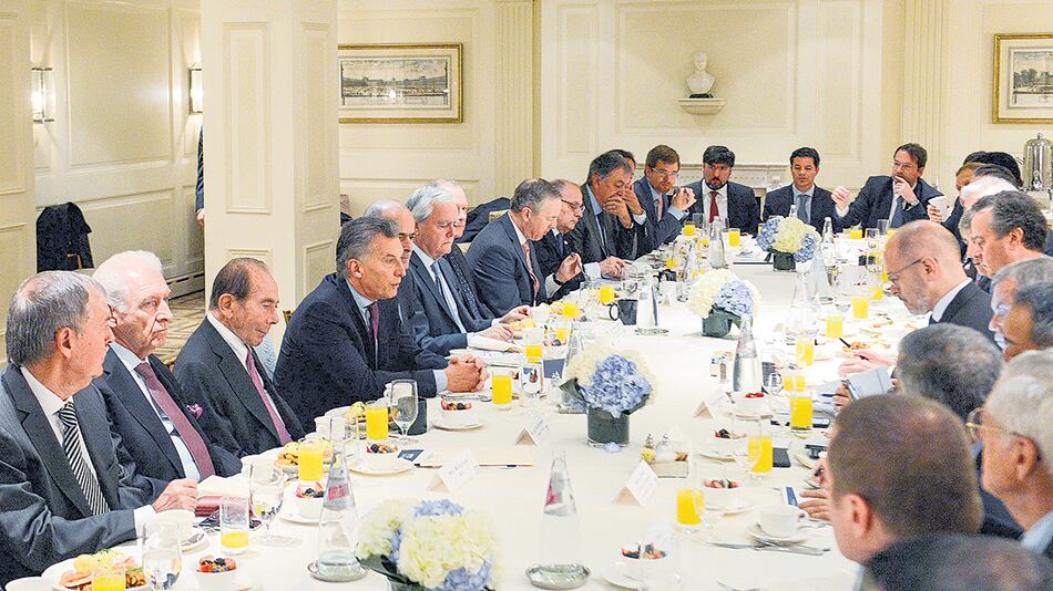 El Presidente reunido con empresarios y acompañado por Diego Bossio y el gobernador Juan Schiaretti.