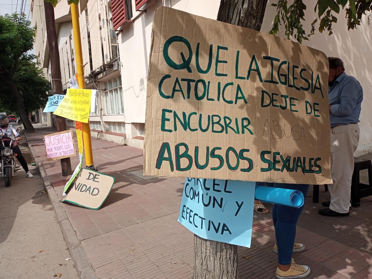 Manifestantes fuera de los tribunales en Orán. 