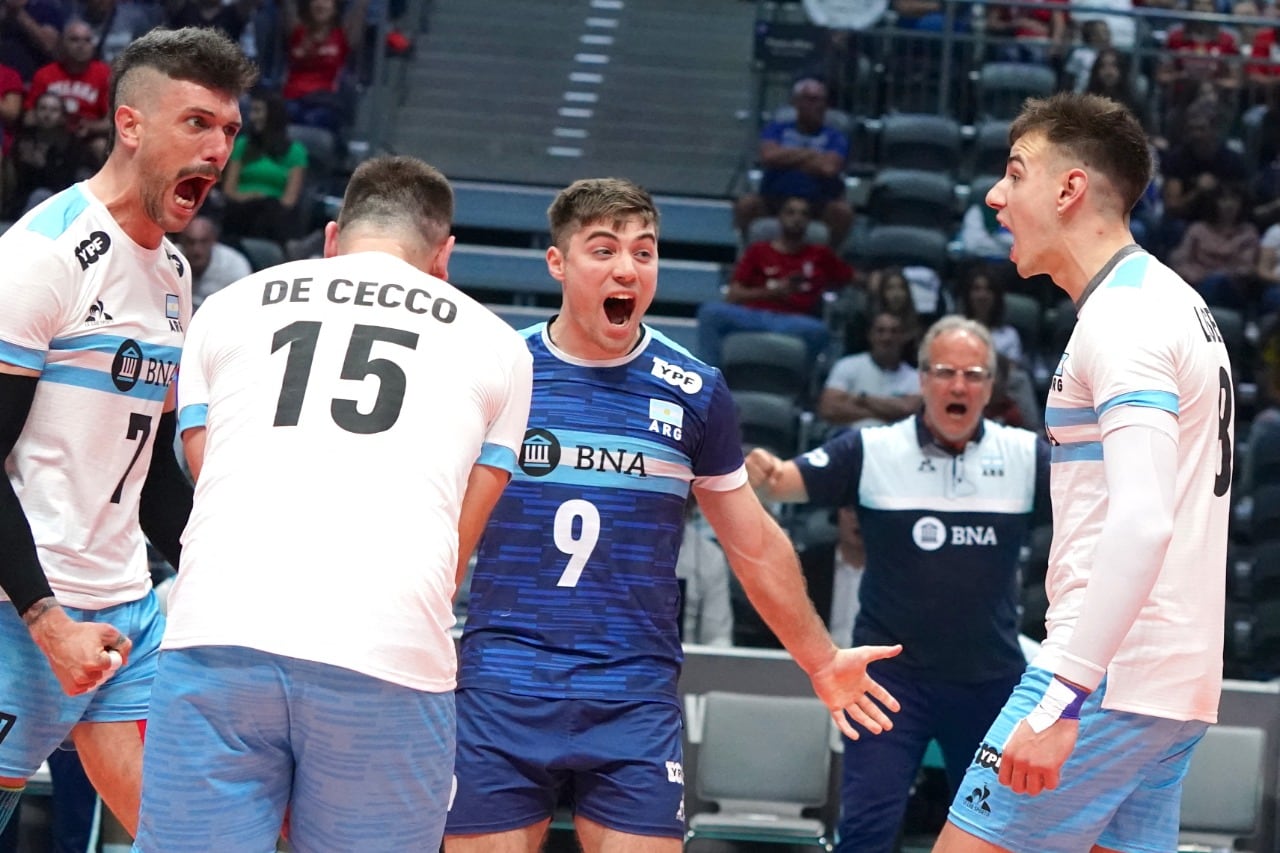 Conte, De Cecco, Danani y Loser: cuatro que jugaron un partidazo. Por el fondo, Méndez festeja