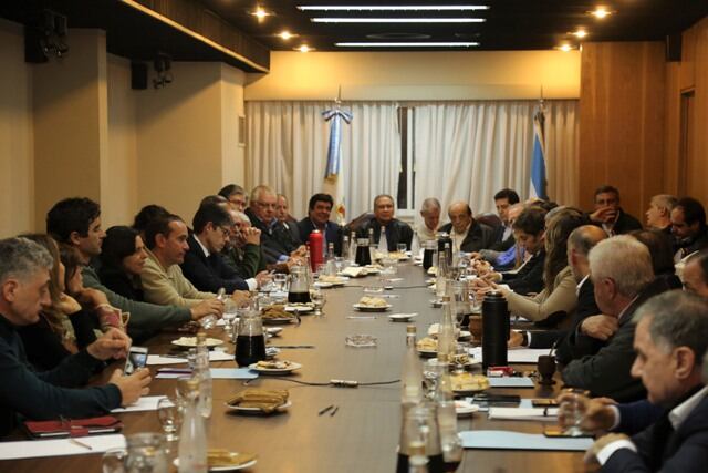 Los dirigentes del PJ que respaldan a CFK se reunieron ayer con quienes se alinean con Randazzo.