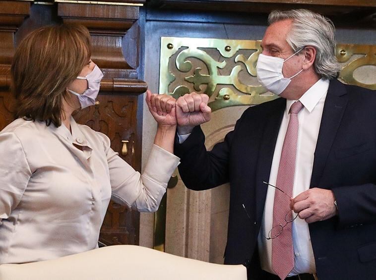 El Presidente junto a la gobernadora Arabela Carreras, en una imagen de archivo.